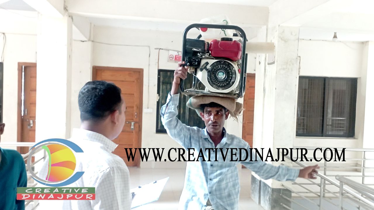 ঘোড়াঘাটে মাথায় জেনারেটর নিয়ে ফুয়েল কার্ডের জন্য হাজির কৃষক