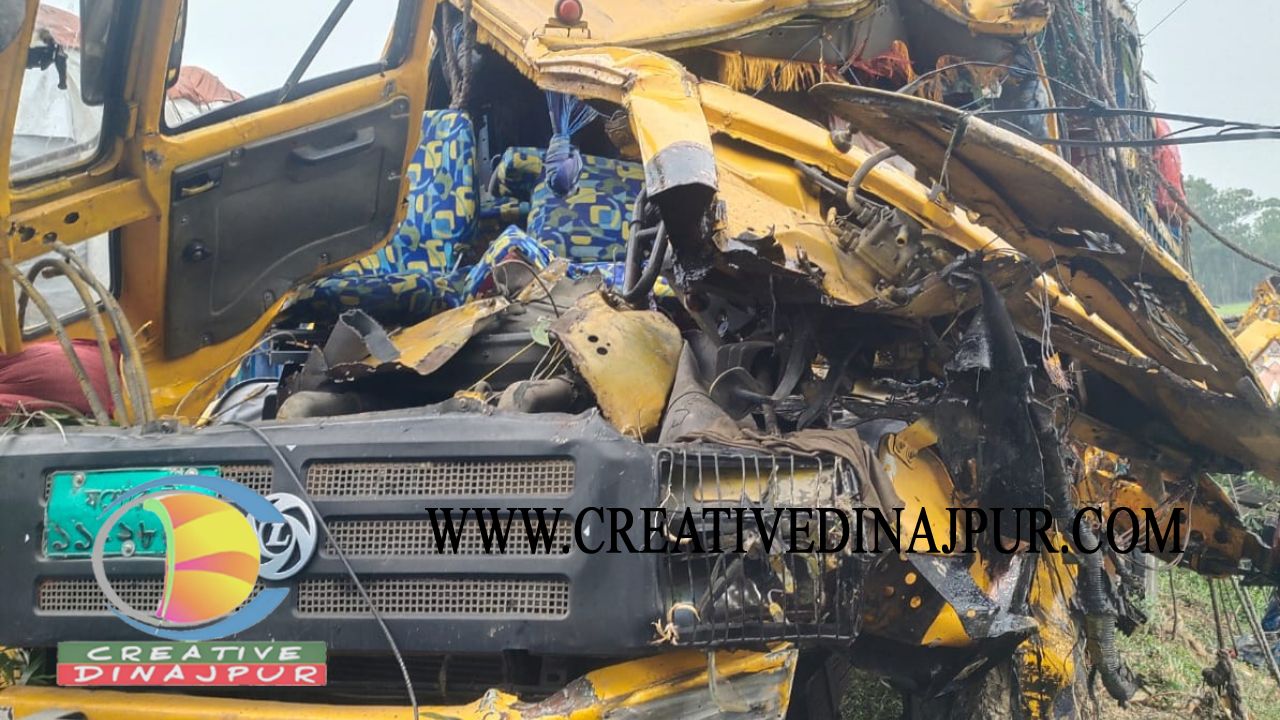 ঘোড়াঘাটে দাঁড়িয়ে থাকা ট্রাকে ধাক্কা, চালক ও চালকের সহকারী নিহত