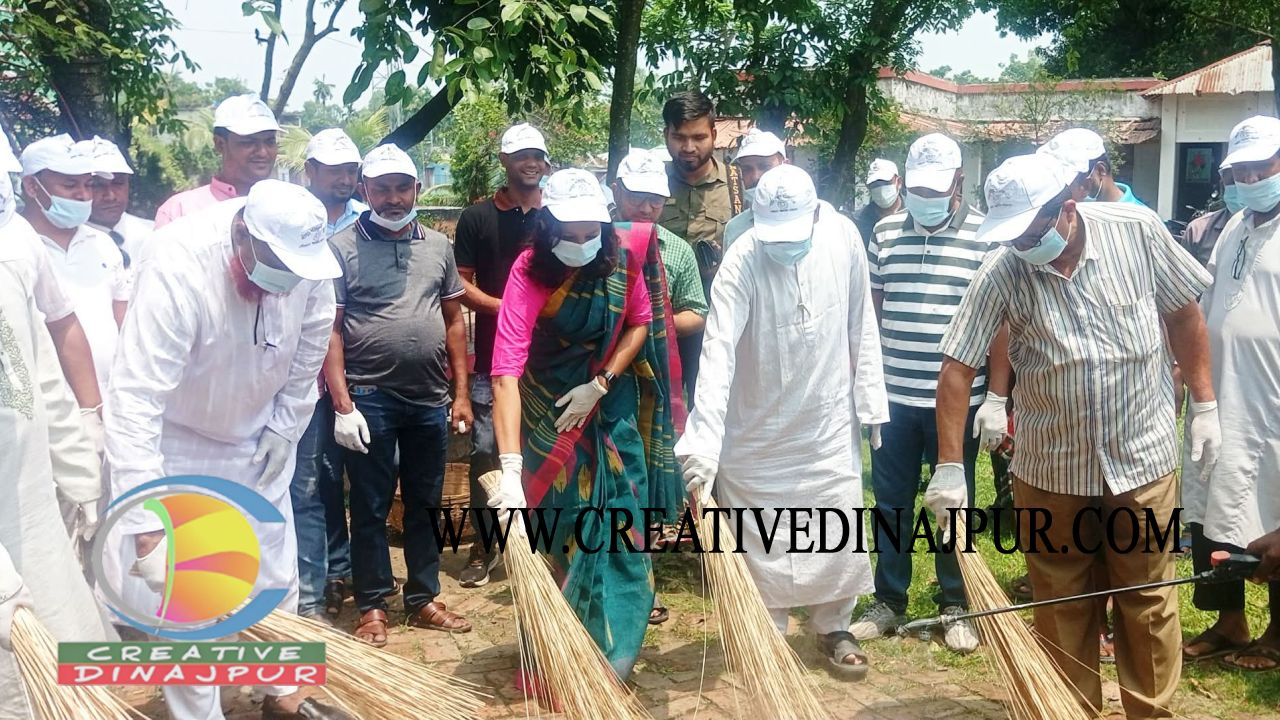 পাঁচবিবির ইউএনও ঝাড়ু হাতে পরিস্কার পরিচ্ছন্ন কার্যক্রমের উদ্বোধন 