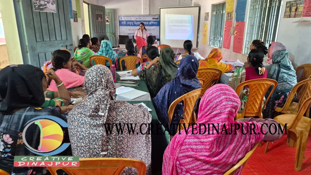 নবাবগঞ্জে সমাজে পিছিয়ে পড়া ২৫ নারী নিলেন নেতৃত্ব উন্নয়ন প্রশিক্ষণ