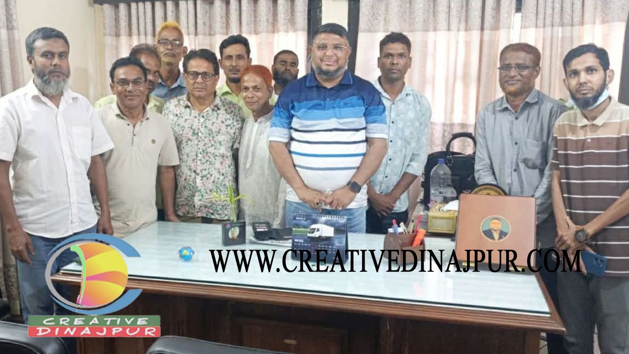 জেলা প্রশাসককে ফুল দিয়ে শুভেচ্ছা জানালো পাঁচবিবির সাবেক ফুটবলাররা 