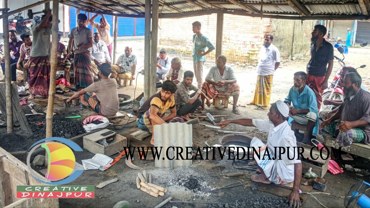 বীরগঞ্জে কোরবানি ঈদ সামনে রেখে ব্যস্ততা বেড়েছে কামার পল্লীতে