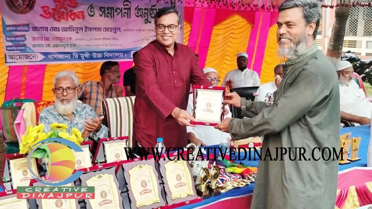 প্রধান অতিথি হয়ে বড় ভাইয়ের হাতে ক্রেস্ট তুলে দেন আপন ছোট ভাই 