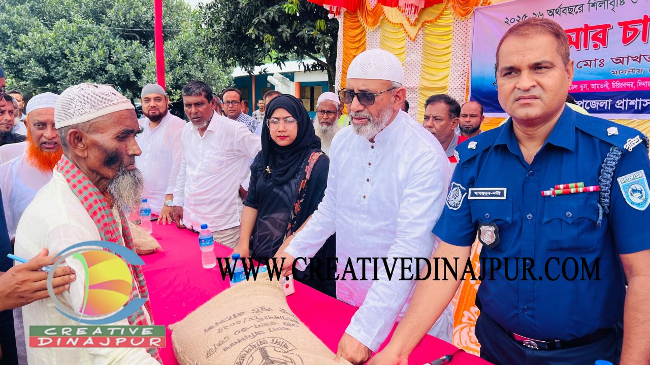 চিরিরবন্দরে শিলাবৃষ্টি-অতিবৃষ্টিতে ক্ষতিগ্রস্ত ৩ হাজার পরিবার পেল জিআর চাল