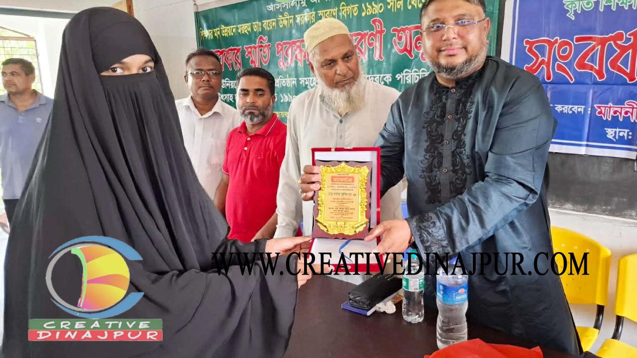 পাঁচবিবির কৃতি শিক্ষার্থীদের ক্রেস্ট প্রদান 