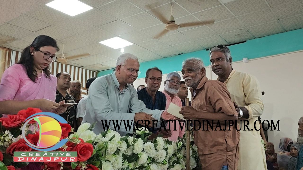বিরামপুরে দুঃস্থদের পাশে মন্ত্রী ডা. এ জেড এম জাহিদ হোসেন; বিতরণ হলো সেলাই মেশিন ও অনুদান