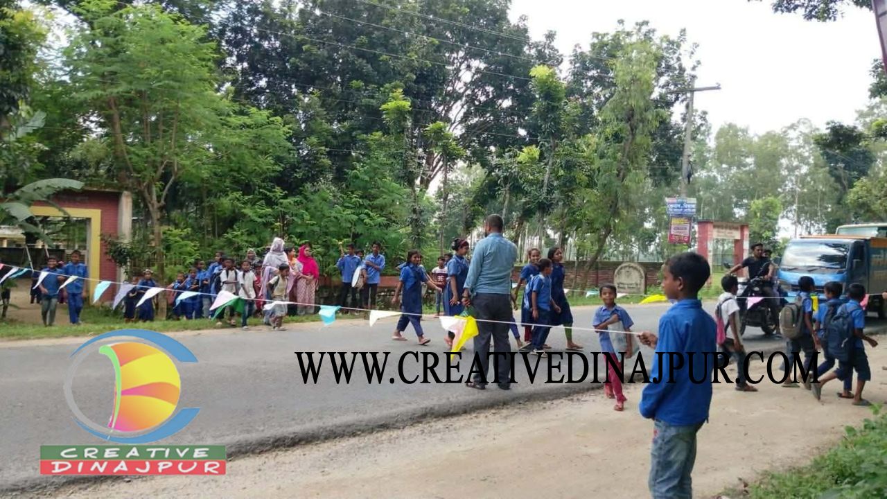 বীরগঞ্জে দুই শিক্ষার্থীর মৃত্যুর পর নিরাপদ পারাপারে অভিনব উদ্যোগ