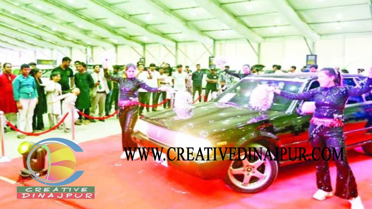 বাইরে মুষলধারে বৃষ্টি, আইসিসিবিতে জমজমাট কার বাজার
