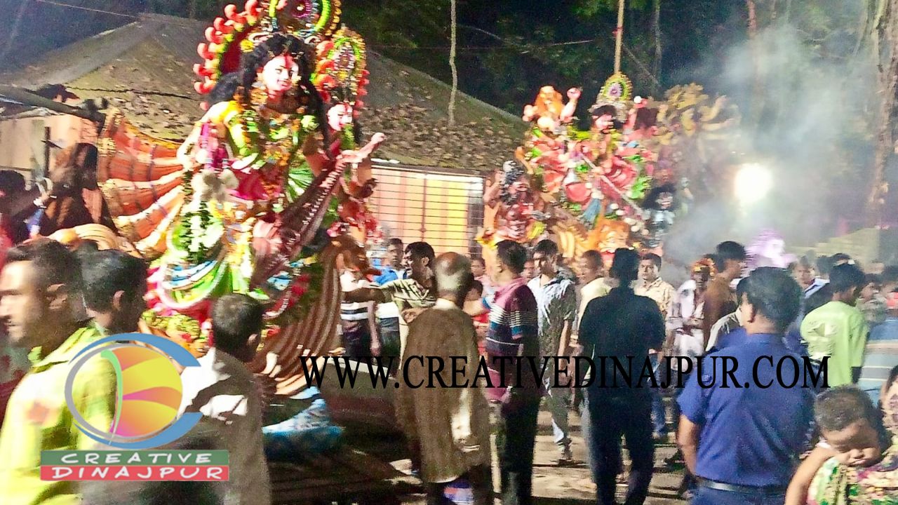 আগামী বছরে পুনরাগমন ও বিশ্বশান্তির বার্তা নিয়ে হিলিতে অশ্রুসজল নয়নে দেবী দুর্গার বিসর্জন